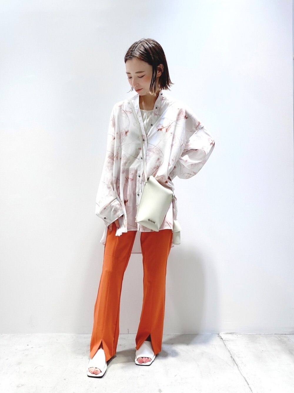 「オトナカジュアル、低身長、シアーシャツ、柄シャツ、フレアパンツ、オレンジ、サンダル、シアー、ジーナシス、JEANASiS」｜「JEANASISのマーブルガラバンドカラーシャツ/947709（シャツ/ブラウス、ホワイト系）」を使った、MiHOさん（レディース・150cm）の春コーディネートの1枚目の写真