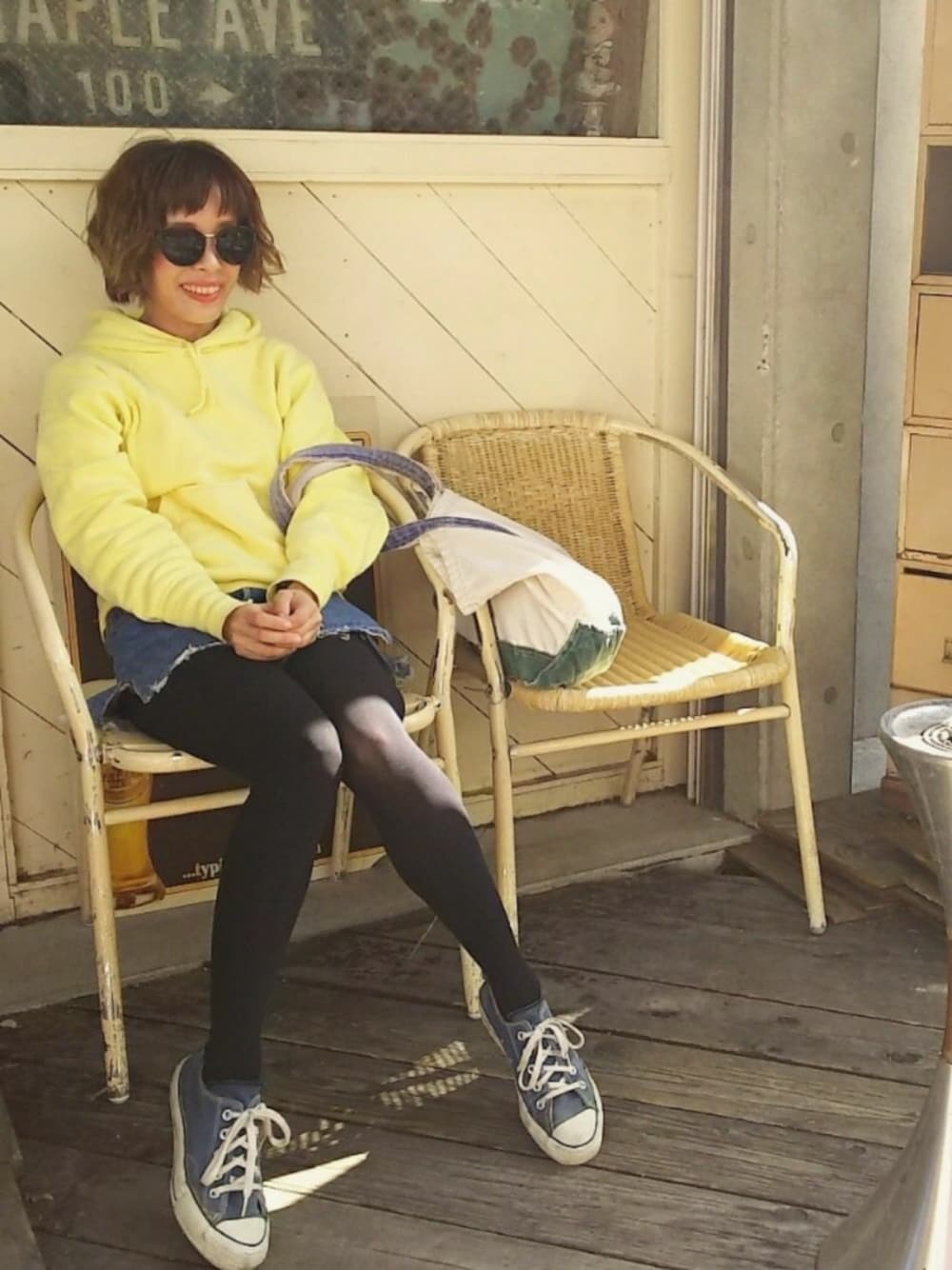 「古着、ヴィンテージ、ヴィンテージスウェット、黄色、パーカー、デニム、コンバース」｜「VINTAGEの60s vintage パーカー（パーカー、イエロー系）」を使った、AIさん（レディース・148cm）の夏コーディネートの1枚目の写真