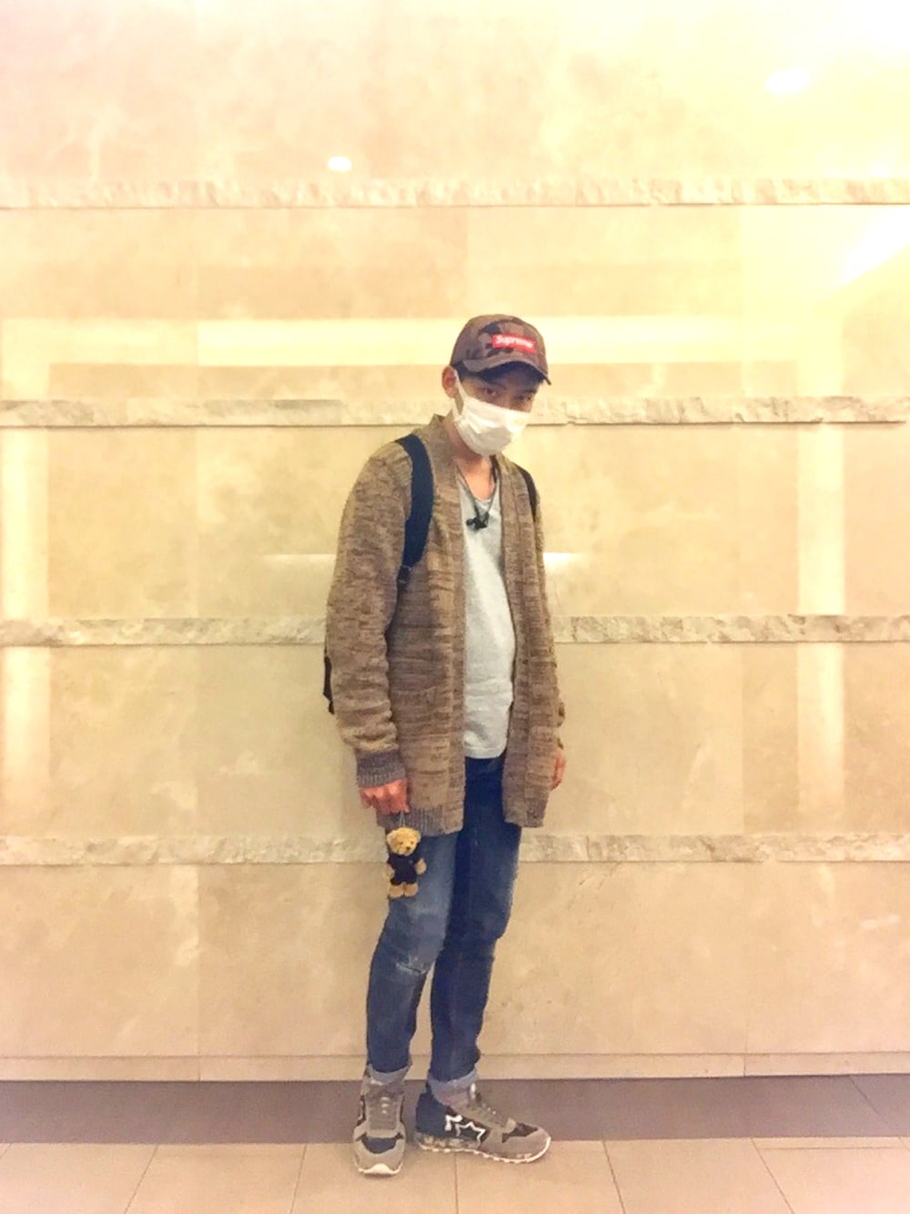 「Bark、Atlantic STARS、DSQUARED2、crotchpacko、bangandolfsen」｜「Supreme のアイテム（キャップ、ブラウン系）」を使った、Simon Keyさん（メンズ・169cm）の冬コーディネートの1枚目の写真