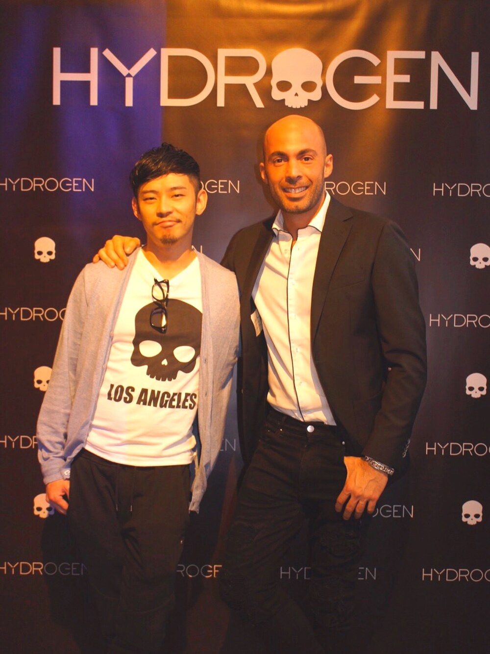 「HYDROGEN、PARTY、TOKYO、カジュアル、春コーデ」｜「HYDROGENのアイテム（カーディガン/ボレロ、ブルー系）」を使った、Simon Keyさん（メンズ・169cm）の春コーディネートの1枚目の写真