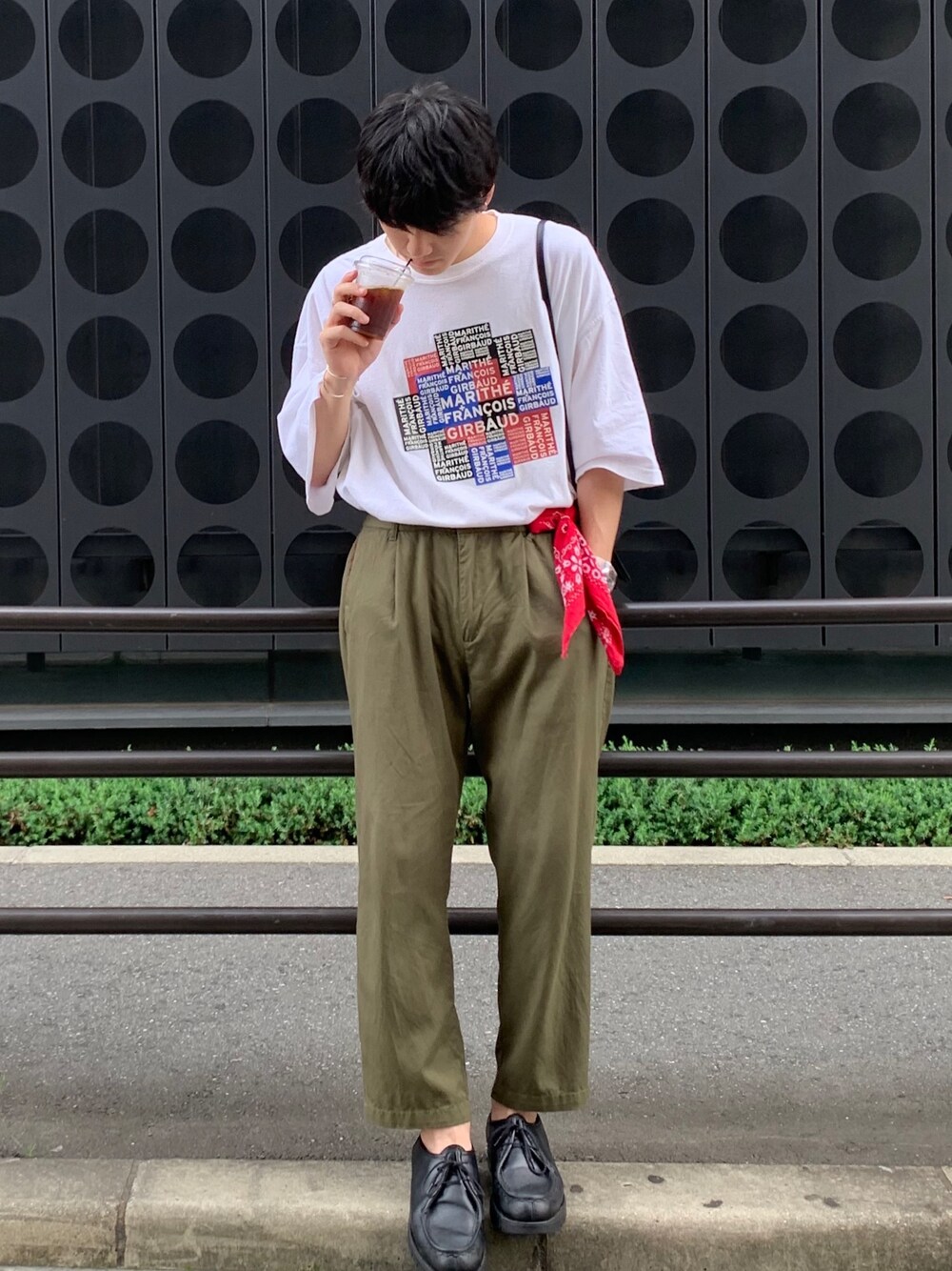 「夏コーデ、カジュアルコーデ、お洒落さんとつながりたい、ゆるコーデ、ビッグシルエット、白Tシャツ、オトナカジュアル、きれいめカジュアル、大人カジュアル、古着MIX」｜「KLEMANの＜KLEMAN＞ PADRE/シューズ（モカシン/デッキシューズ、ブラック系）」を使った、リョウさん（メンズ・173cm）の夏コーディネートの1枚目の写真