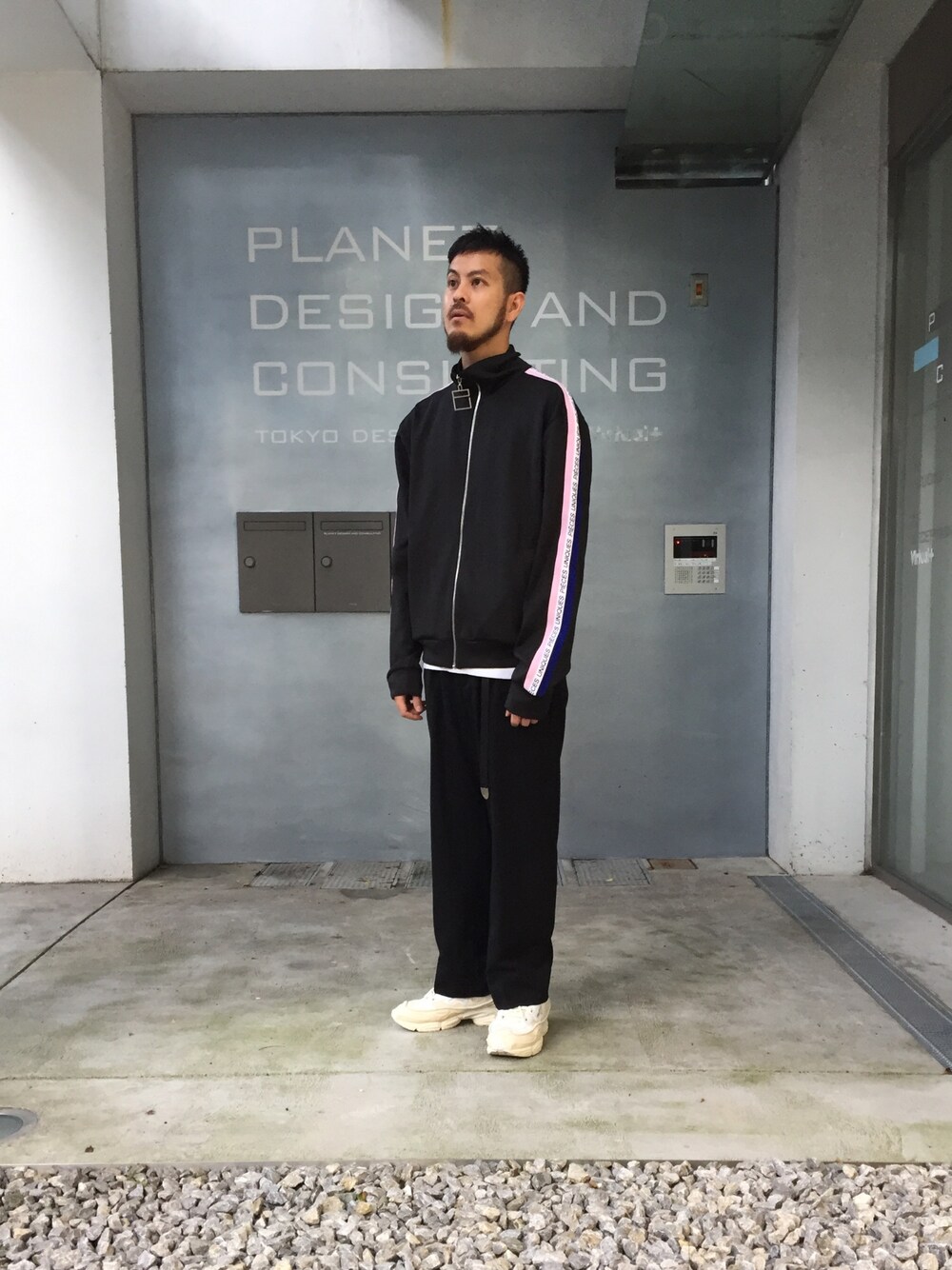 「MONKEY TIME、RAF SIMONS、rafsimons×adidas、トラックジャケット、ジャージ、ワイドパンツ、BED J.W FORD、シンプル、スポーツミックス、秋のコーデ」｜「PIECES UNIQUESのアイテム（ジャージ、ブラック系）」を使った、Kouta Horiuchiさん（メンズ・172cm）の秋コーディネートの1枚目の写真
