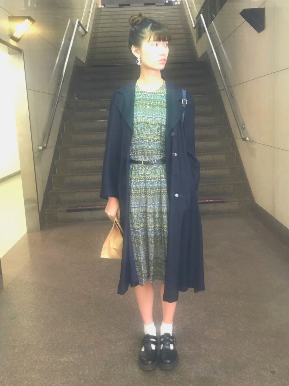 「古着、Dr.Martens、だんごヘア」｜「古着のアイテム（ワンピース/ドレス、グリーン系）」を使った、。さん（レディース・175cm）の春コーディネートの1枚目の写真