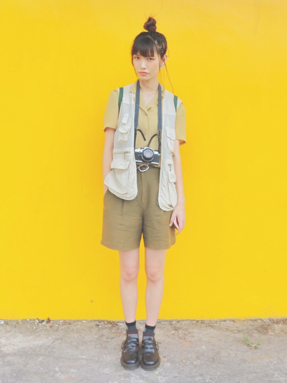「ワントーンコーデ、釣りベスト、古着、Dr.Martens、カメラ女子、お団子ヘアー」｜「星期一古著のアイテム（ベスト、ホワイト系）」を使った、。さん（レディース・175cm）の夏コーディネートの1枚目の写真