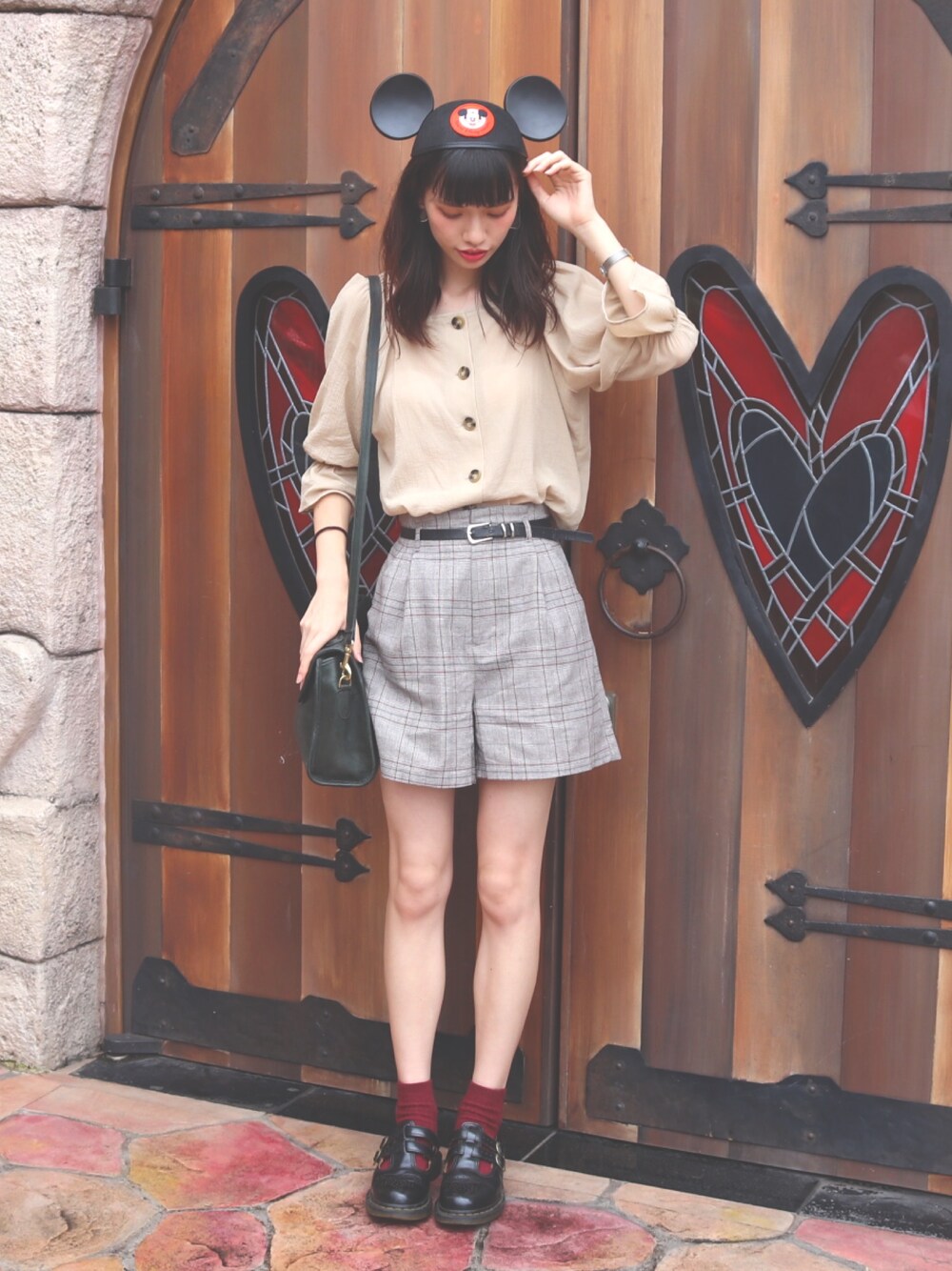 「秋のカフェオレコーデ、ベージュ、チェックパンツ、ディズニーコーデ、Dr.Martens、old coach」｜「LOWRYS FARMのスクエア２ＷＡＹブラウス　836521（シャツ/ブラウス、ベージュ系）」を使った、。さん（レディース・175cm）の秋コーディネートの1枚目の写真