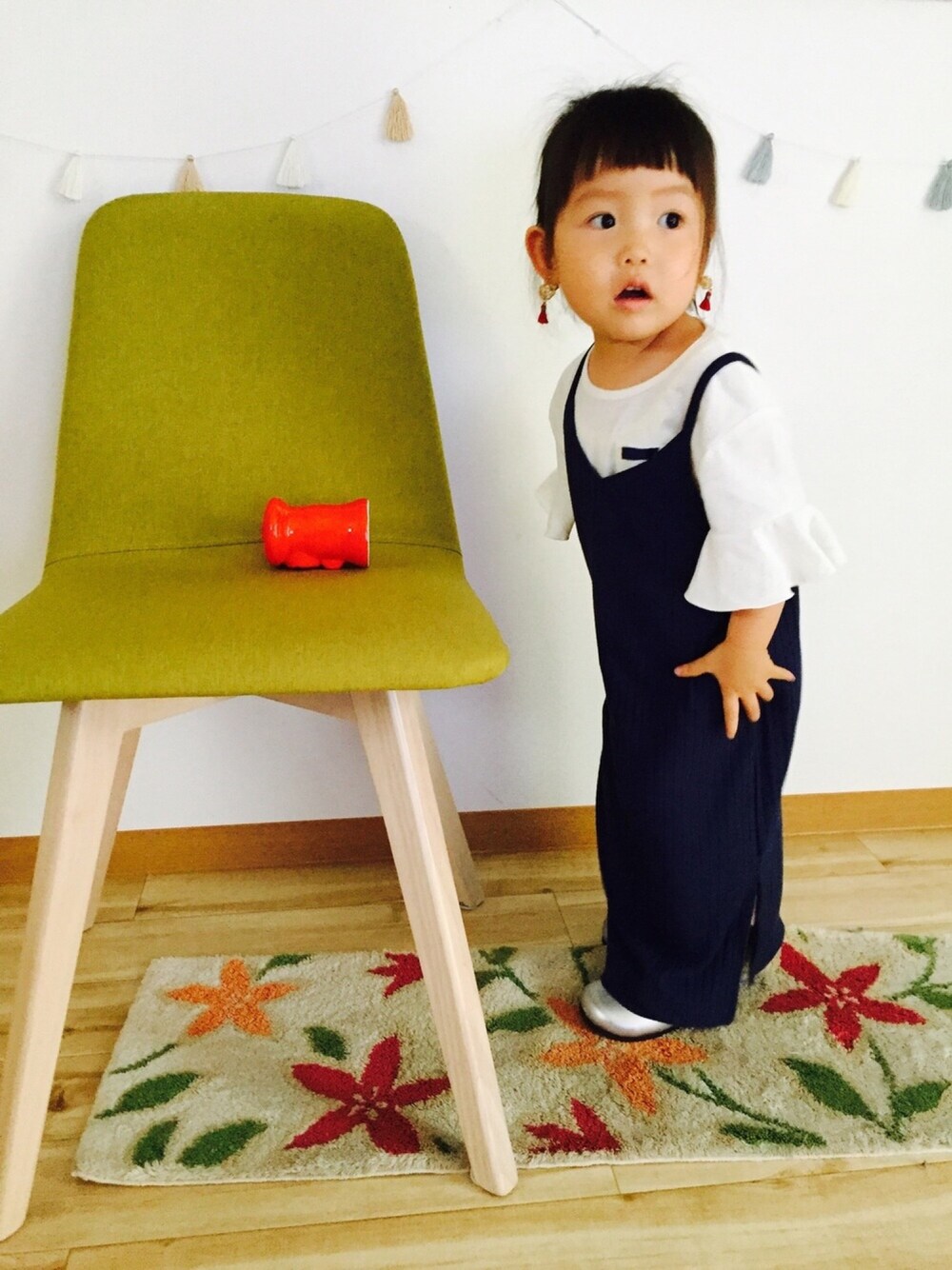 パープル系のワンピース、ホワイト系のTシャツ/カットソー、シルバー系のドレスシューズを着用したキッズの夏コーディネートの1枚目の写真