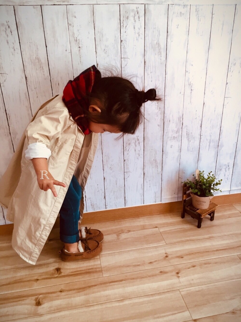 ベージュ系のシャツワンピース、ホワイト系のTシャツ/カットソー、ブルー系のデニムパンツを着用したキッズの秋コーディネートの1枚目の写真