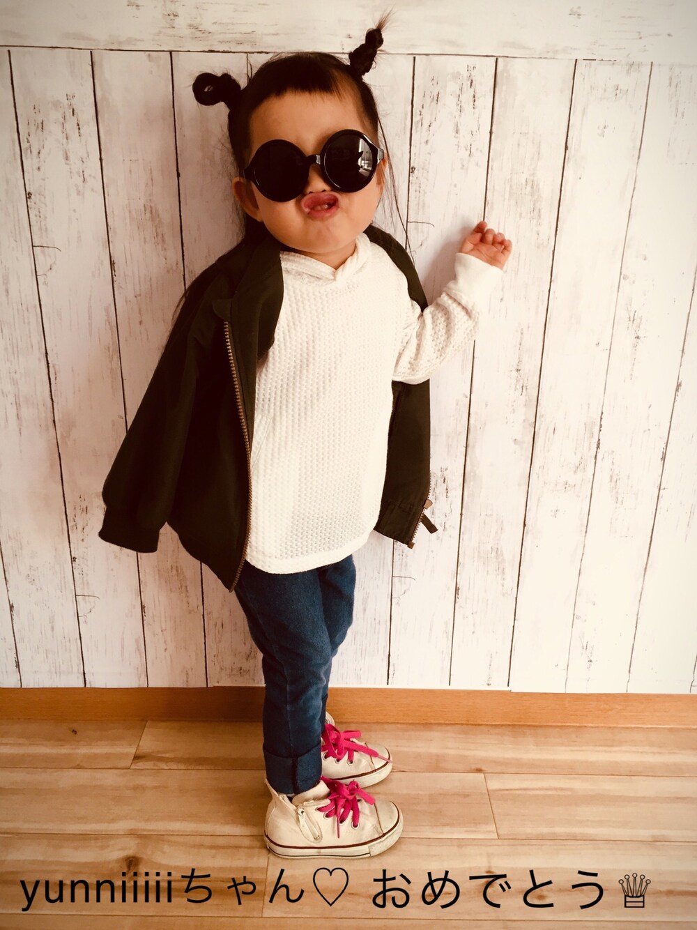 ホワイト系のトップス、グリーン系のMA-1、ホワイト系のスニーカーを着用したキッズの秋コーディネートの1枚目の写真