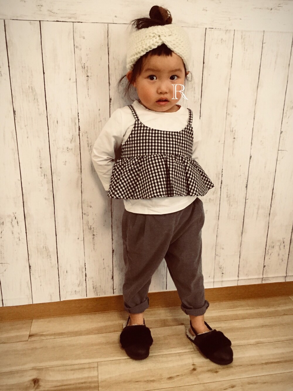 グレー系のTシャツ/カットソー、グレー系のスラックス、ブラック系のサンダルを着用したキッズの秋コーディネートの1枚目の写真