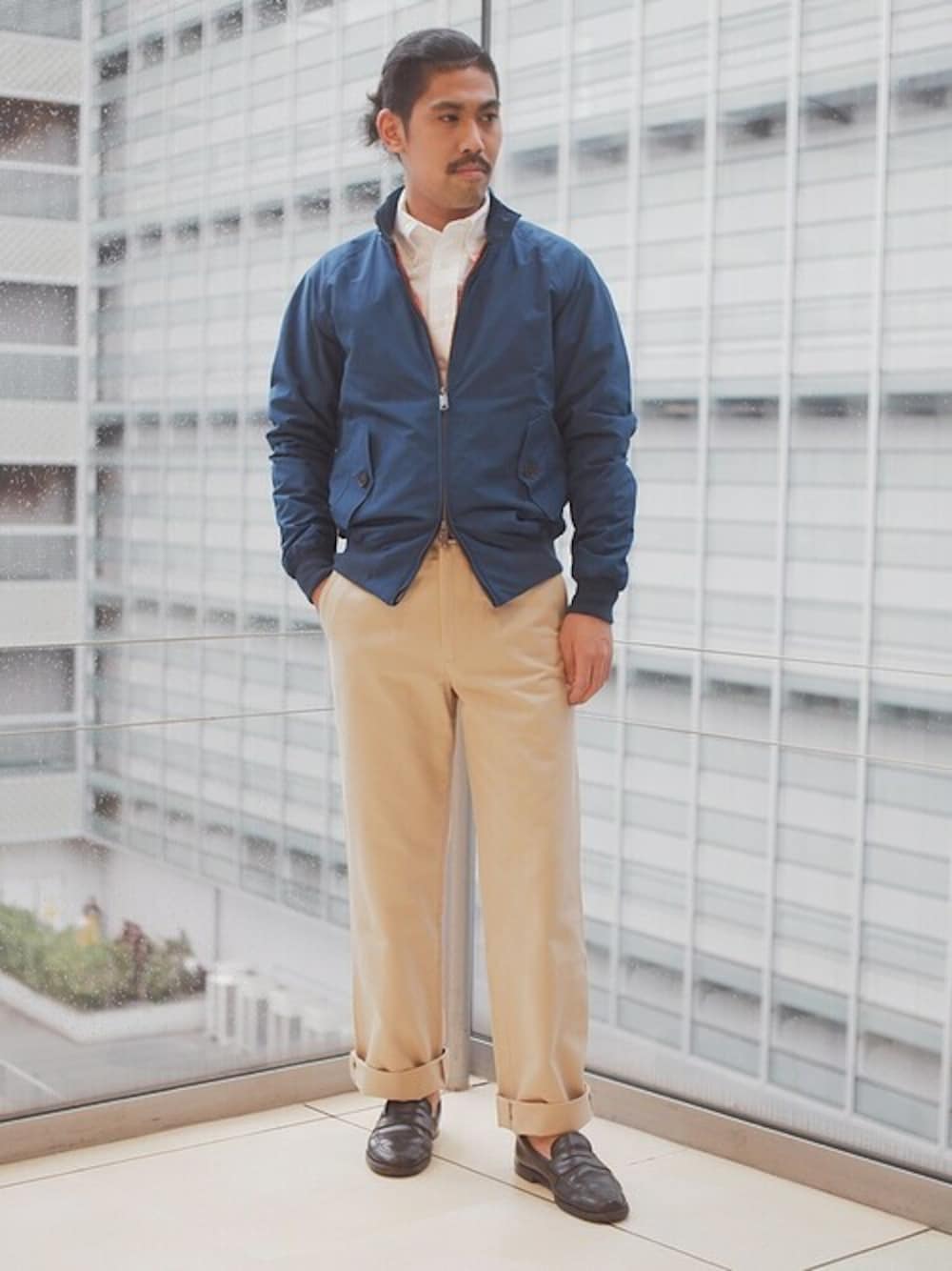 「SHIPS、BARACUTA、G9、Gitman brothers、BARRY BRICKEN」｜「GITMAN VINTAGEのGITMAN VINTAGE: オックスフォード ボタンダウン シャツ（シャツ/ブラウス、ホワイト系）」を使った、中村さん（メンズ・165cm）の秋コーディネートの1枚目の写真