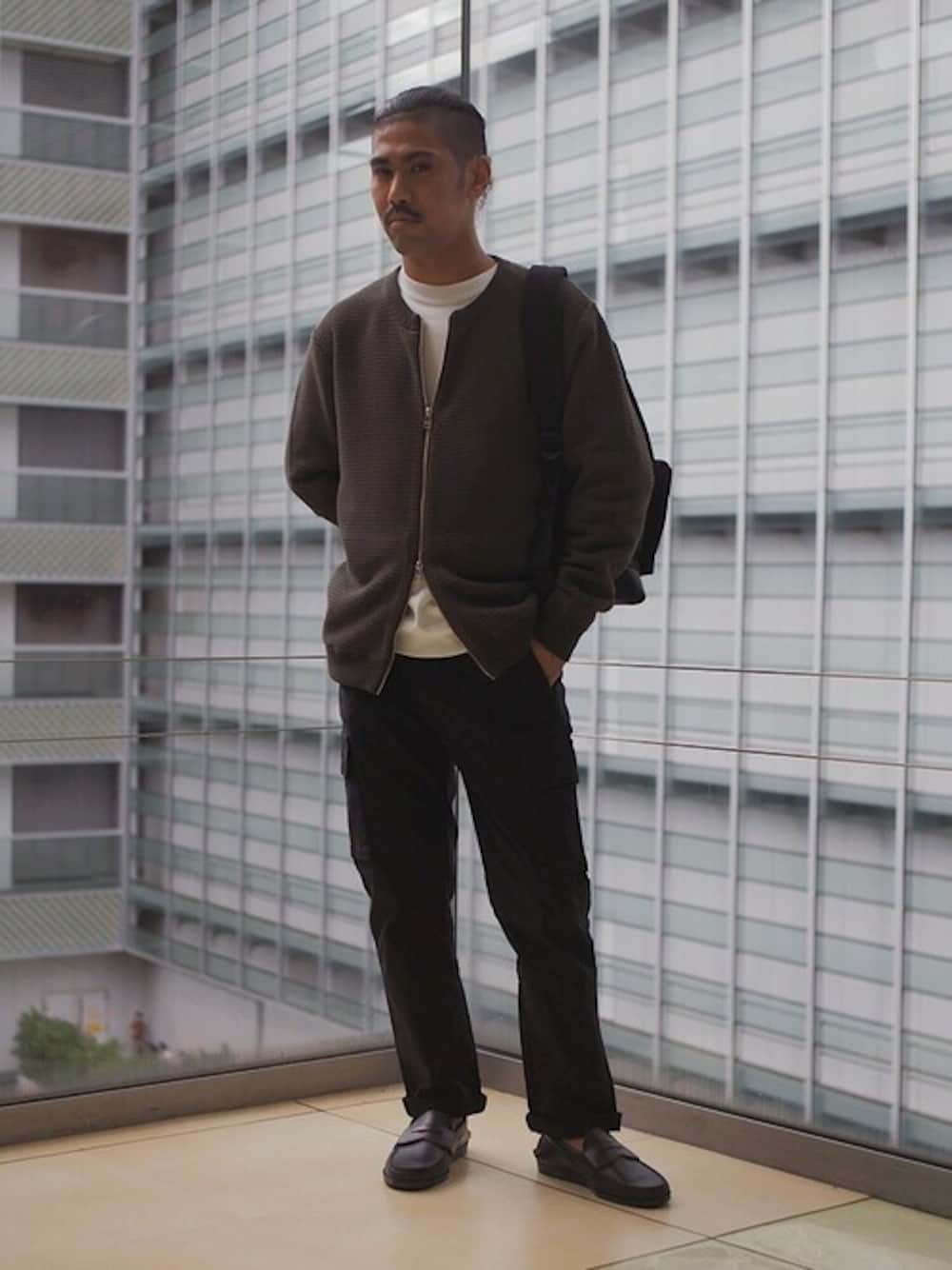 ホワイト系のスウェット、ブラック系のその他パンツ、グリーン系のカーディガン/ボレロを着用したメンズの秋コーディネートの1枚目の写真