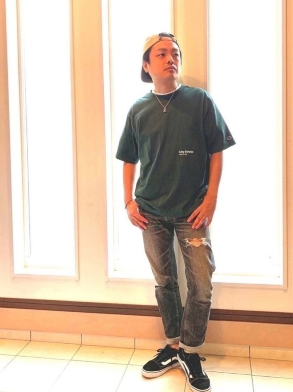 グリーン系のTシャツ/カットソー、グレー系のデニムパンツ、ブラック系のスニーカーを着用したメンズの夏コーディネートの1枚目の写真
