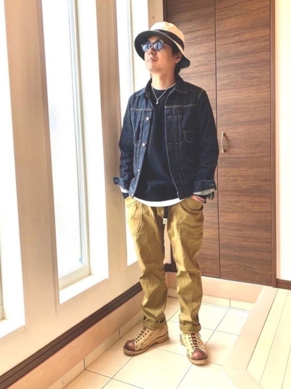 ブルー系のブルゾン、ブラック系のニット/セーター、ベージュ系のその他パンツを着用したメンズの冬コーディネートの1枚目の写真