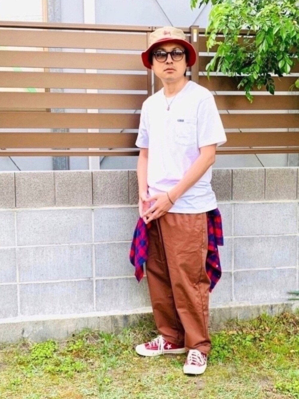 「rh誕生祭、rhと愉快な仲間達、オトメンポーズ、大人カジュアル、きれいめカジュアル、Tシャツ、おしゃれさんと繋がりたい、カジュアル、シンプル、ヴィンテージ」｜「Ray-BanのRay-Ban RB4259F RB4259F53601/19（サングラス、ブラック系）」を使った、𝓡𝓨𝓞𝓣𝓐さん（メンズ・165cm）の春コーディネートの1枚目の写真