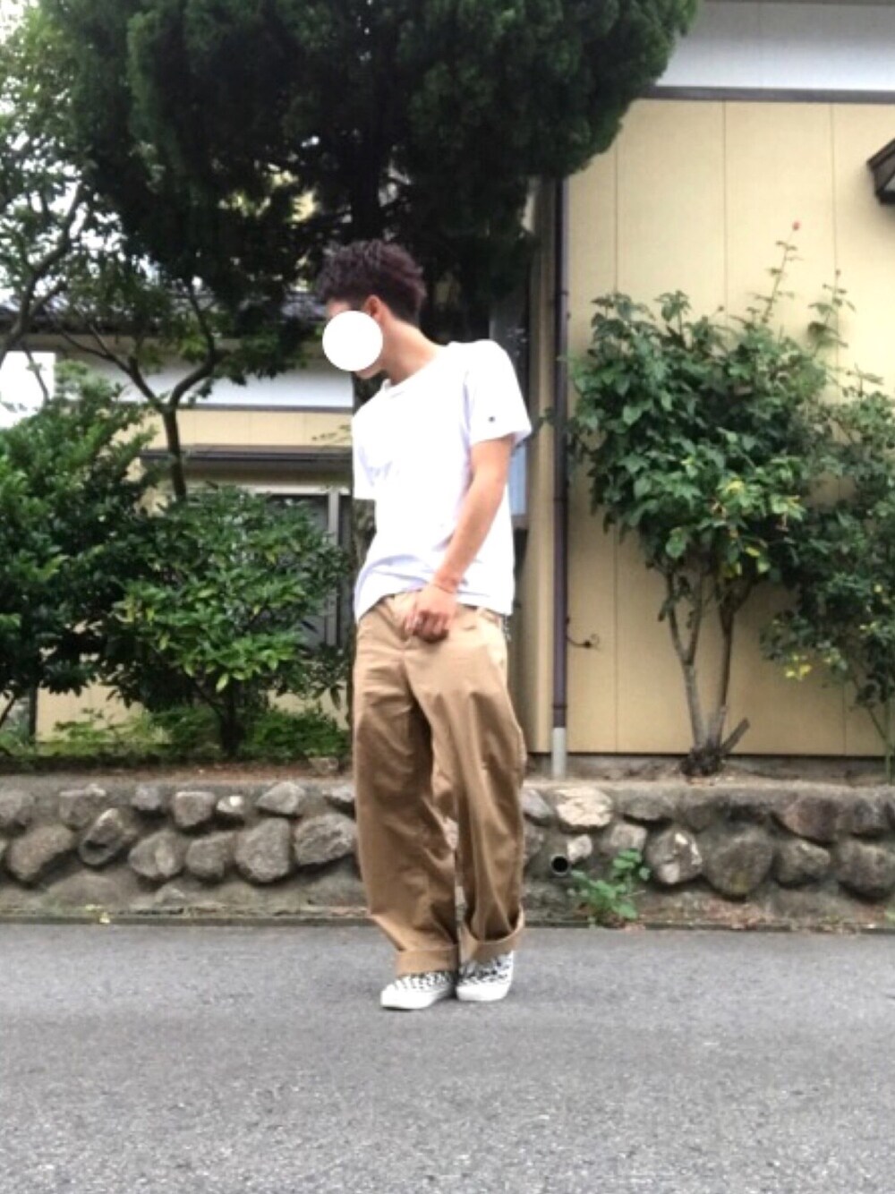 「大人カジュアル、カジュアル、白Tシャツ、夏コーデ、ゆるコーデ、ビッグシルエット、チノパン、ワイドパンツ、スニーカー」｜「Championの【CHAMPION】ポケットTシャツ（Tシャツ/カットソー、ホワイト系）」を使った、ぬまやんさん（メンズ・168cm）の夏コーディネートの1枚目の写真