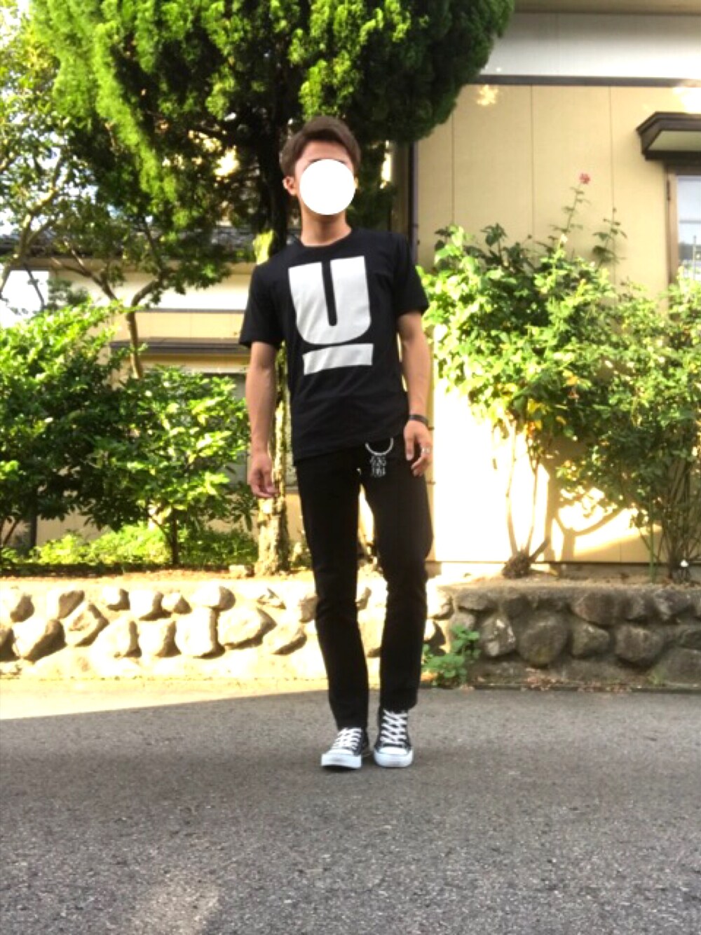 「夏コーデ、シンプル、きれいめカジュアル、大人コーデ、UNDER COVER、Tシャツ、黒、オールブラック、スキニー、スニーカー」｜「UNDERCOVERのアイテム（Tシャツ/カットソー、ブラック系）」を使った、ぬまやんさん（メンズ・168cm）の夏コーディネートの1枚目の写真