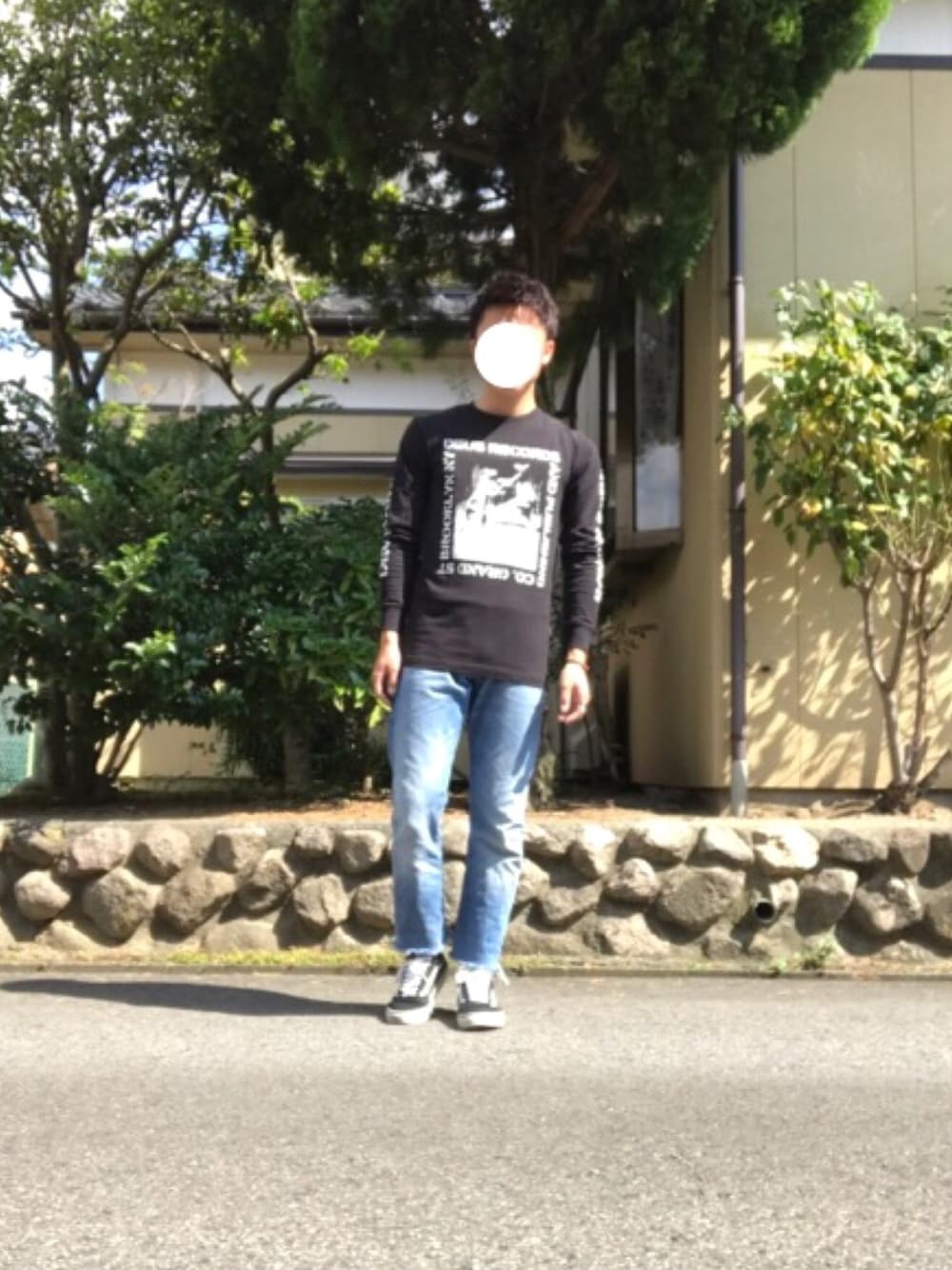 「シンプル、休日スタイル、カジュアル、秋のコーデ、ロンT、デニム、カットオフデニム、スニーカー、オールドスクール」｜「DEUS EX MACHINAのアイテム（Tシャツ/カットソー、ブラック系）」を使った、ぬまやんさん（メンズ・168cm）の秋コーディネートの1枚目の写真