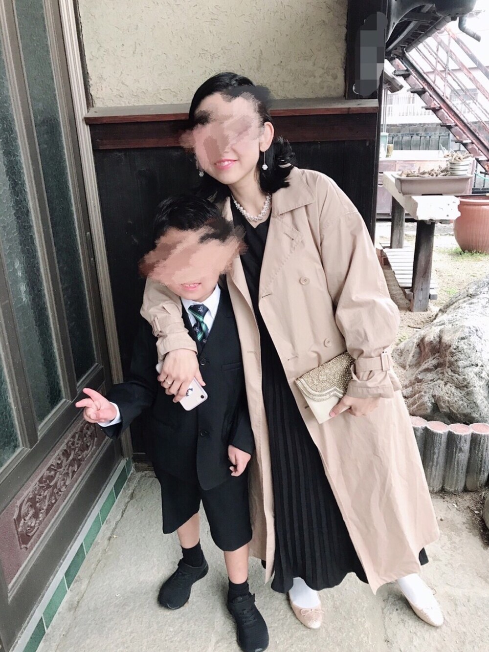 「結婚式、親戚、お呼ばれコーデ、URBAN RESEARCH DOORS、NIKE、selectmoca」｜「merlot plusのドットチュール袖切替プリーツドレス8108（ドレス、ブラック系）」を使った、sakurakoさん（レディース・156cm）の春コーディネートの1枚目の写真
