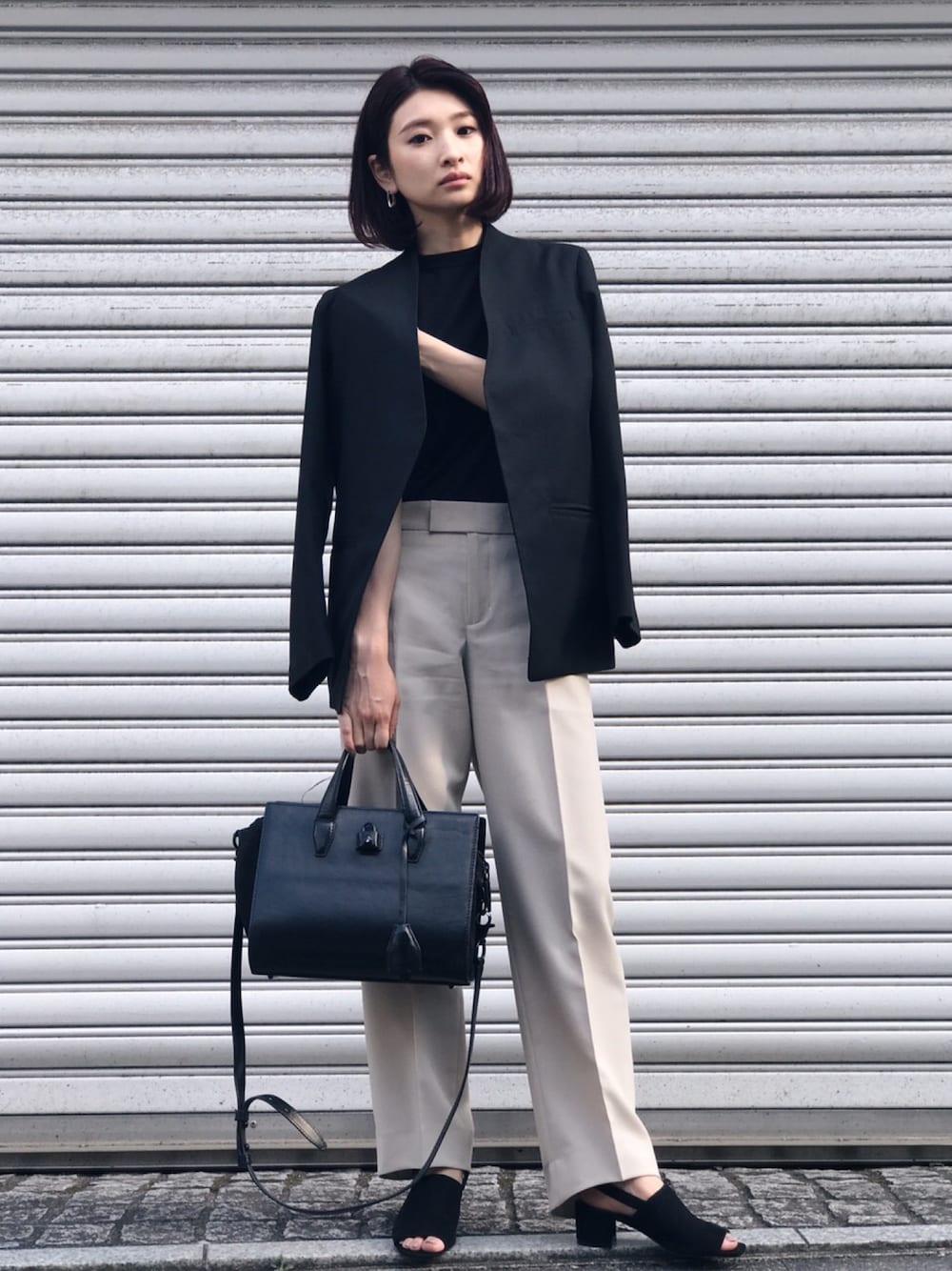 ブラック系のその他アウター、ベージュ系のパンツ、ブラック系のサンダルを着用したレディースの夏コーディネートの1枚目の写真