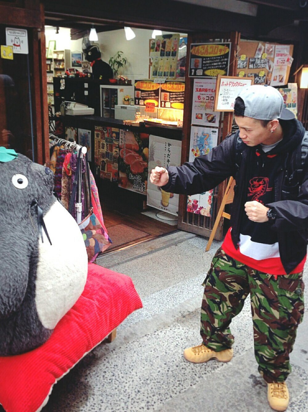 ブラウン系のスニーカー、レッド系のその他トップス、その他のカーゴパンツを着用したメンズの春コーディネートの1枚目の写真