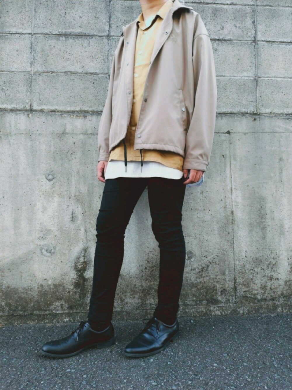 「LIDnM、GU、コーチジャケット、オープンカラーシャツ、ベージュ、キャメル、黒スキニー、革靴」｜「GUのアイテム（ジャケット/アウター、ベージュ系）」を使った、ハル)*.さん（メンズ・175cm）の春コーディネートの1枚目の写真