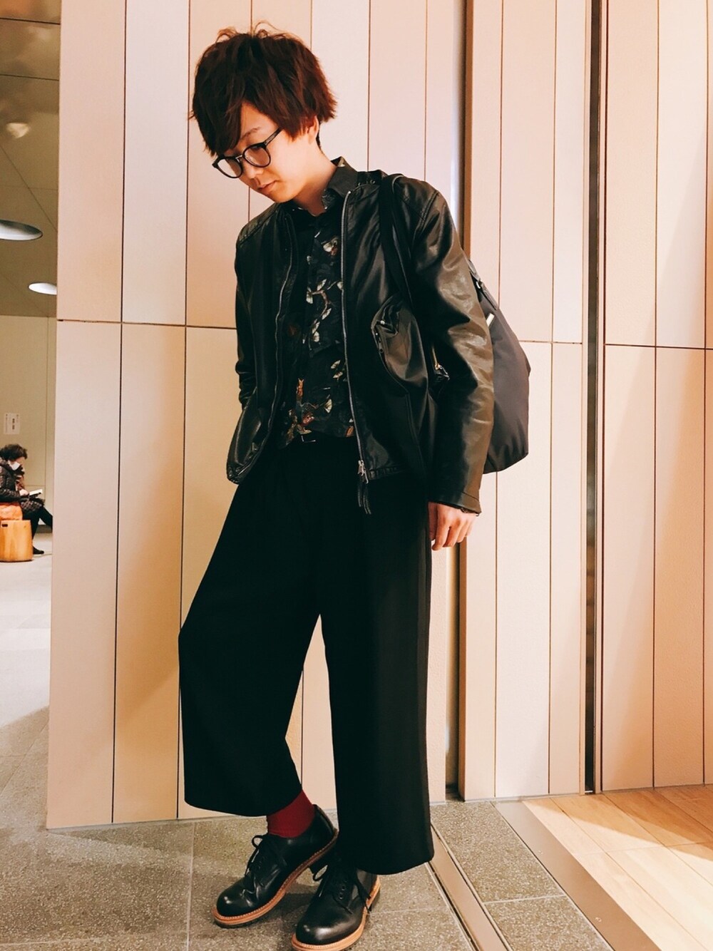 「シンプル、冬コーデ、キレイめ、UNIQLO、black、赤靴下、めがね、TOMMY HILFIGER、おでかけ」｜「ikkaのPUノーカラーライダース（ライダースジャケット、ブラック系）」を使った、sunさん（メンズ・169cm）の冬コーディネートの1枚目の写真