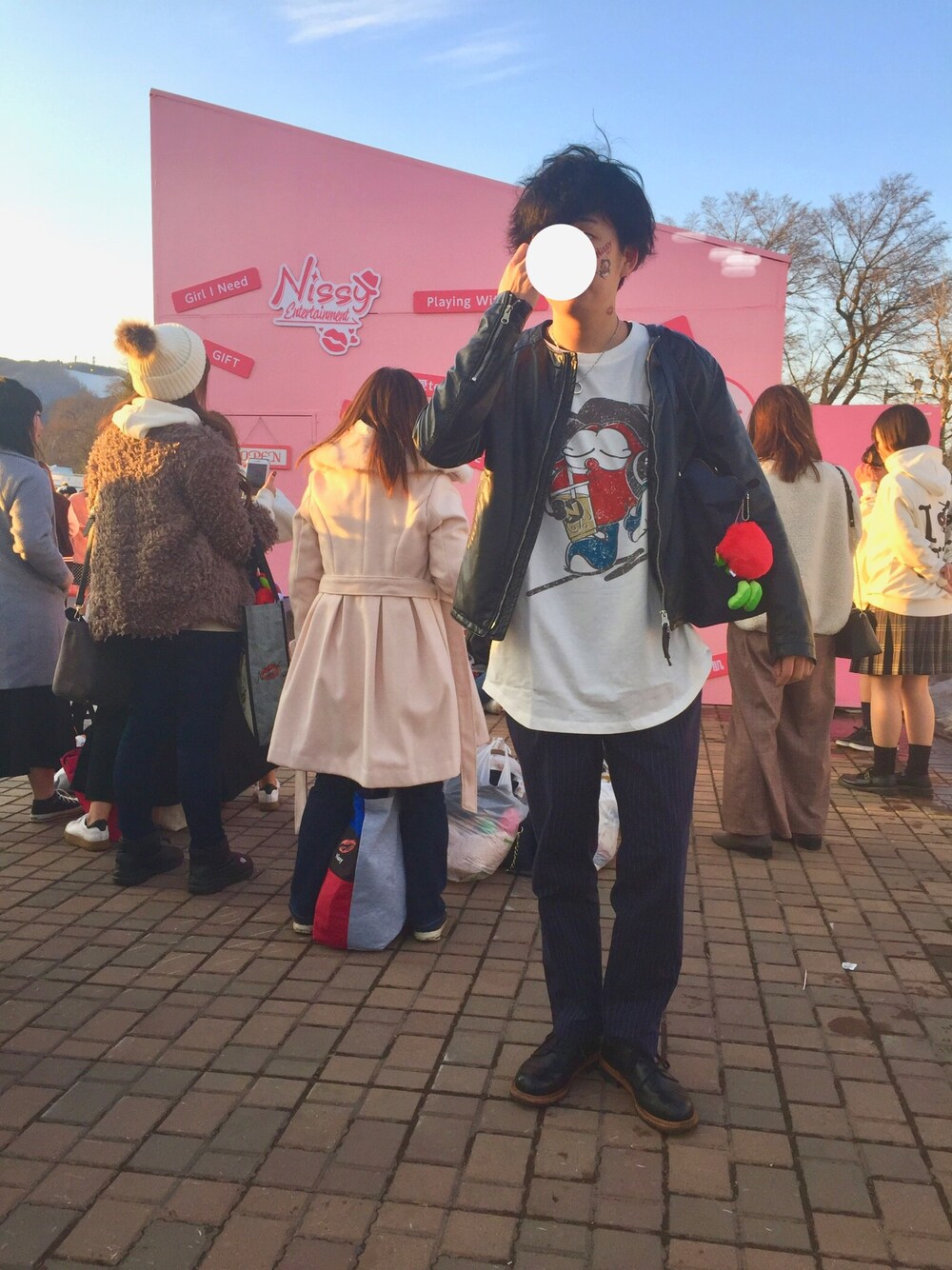 「おしゃれさんと繋がりたい、春コーデ、黒、きれいめカジュアル、シンプル、黒スキニー、nissy、LIVE、TOMMY HILFIGER、トートバッグ」｜「nissyのアイテム（Tシャツ/カットソー、ホワイト系）」を使った、sunさん（メンズ・169cm）の春コーディネートの1枚目の写真