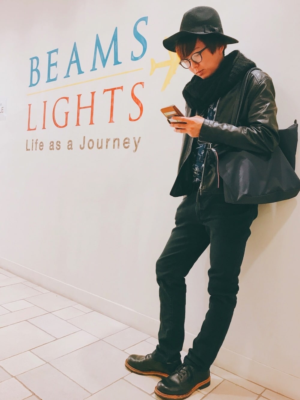 「black、BEAMS、革ジャン、お気に入り、TOMMY HILFIGER、ikka、春コーデ、ハット、めがね、黒」｜「HawkinsのHAWKINS ホーキンス 防水ドレスカジュアル オックスフォードプレーントゥ TR IT PLAIN 3E HL81000 BLACK（ドレスシューズ、ブラック系）」を使った、sunさん（メンズ・169cm）の冬コーディネートの1枚目の写真