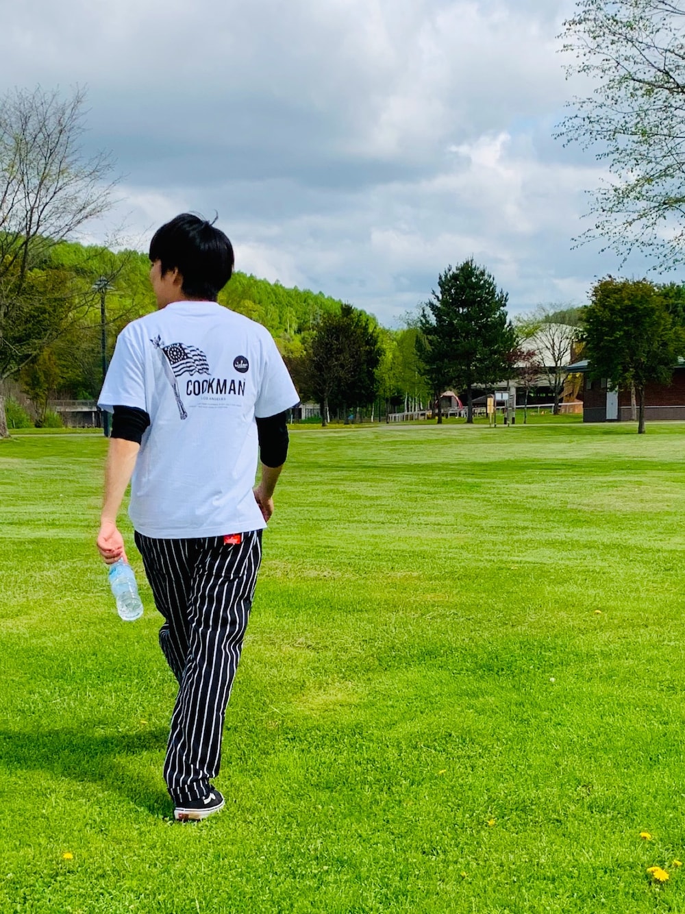 「COOKMAN、VANS、ストリート、ラフ、クックマン、黒、低身長、カジュアル、白Tシャツ、プチプラ」｜「COOKMANのアイテム（Tシャツ/カットソー、ホワイト系）」を使った、sunさん（メンズ・169cm）の春コーディネートの1枚目の写真