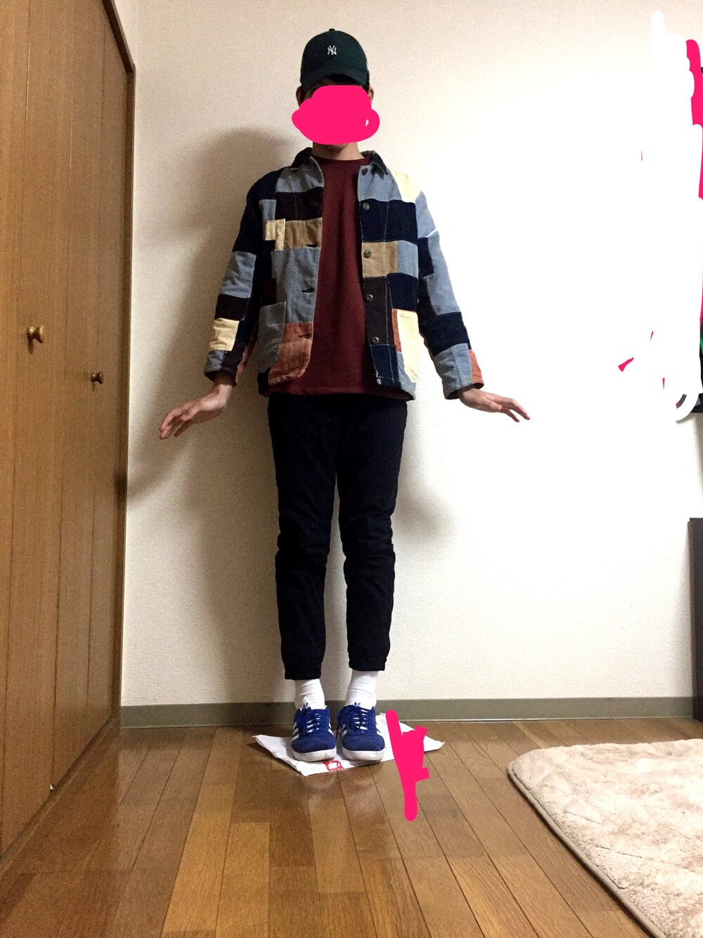 その他のジャケット/アウター、レッド系のスウェット、ブルー系のその他パンツを着用したメンズの冬コーディネートの1枚目の写真