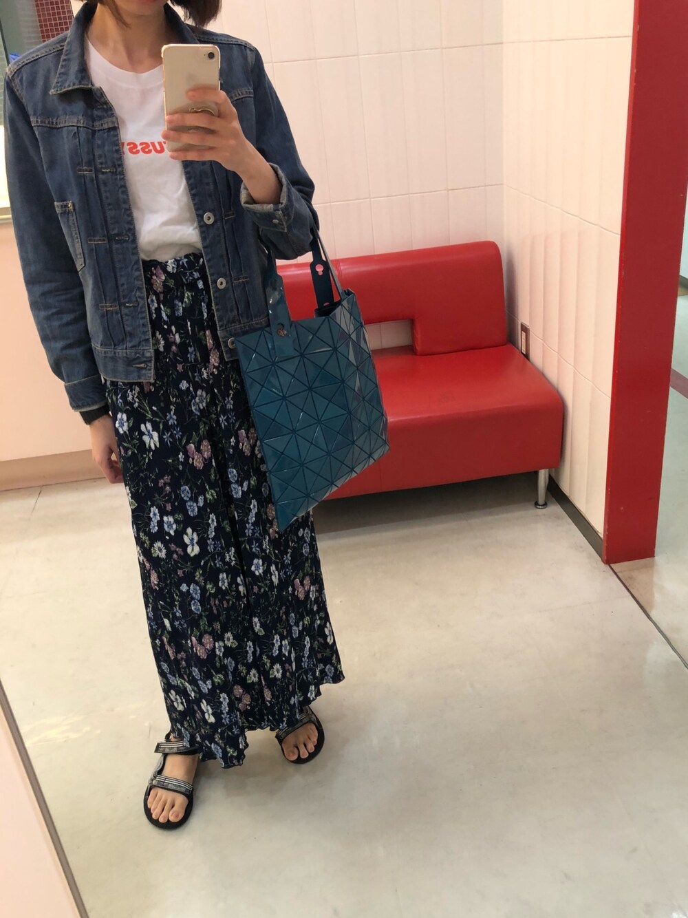 ブルー系のトートバッグ、ブルー系のパンツ、ホワイト系のTシャツ/カットソーを着用したレディースの春コーディネートの1枚目の写真