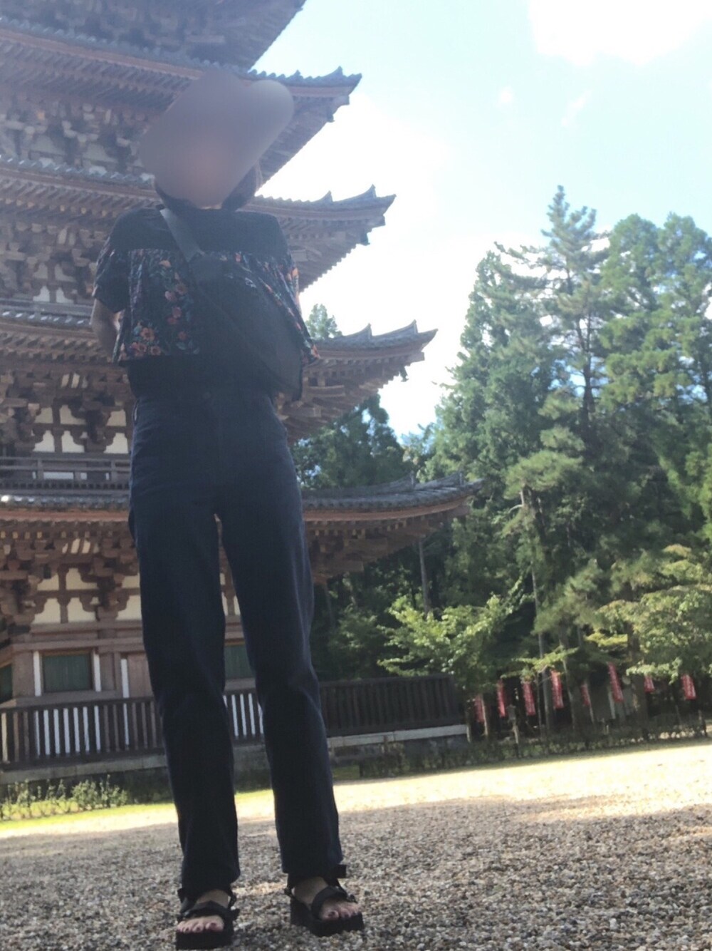 ブラック系のボディバッグ/ウエストポーチ、ブラック系のサンダル、ブラック系のTシャツ/カットソーを着用したレディースの秋コーディネートの1枚目の写真