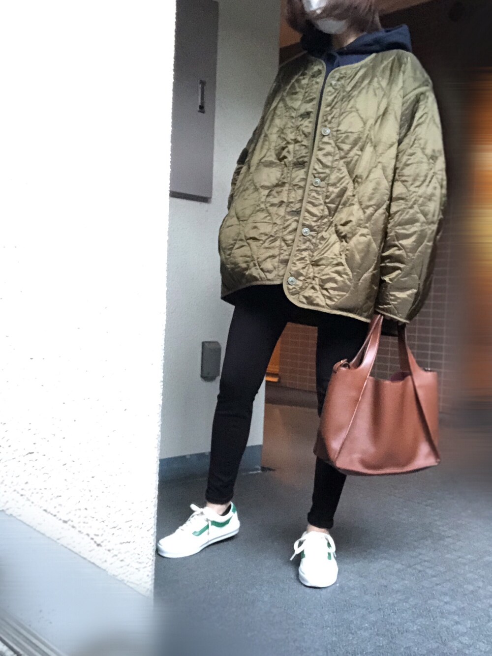 「大人カジュアル、メンズアイテム」｜「VANSのVANS ヴァンズ V3860 ROADRIP MASHMALLOW/GRN（スニーカー、ホワイト系）」を使った、Masasamasaさん（レディース・160cm）の秋コーディネートの1枚目の写真