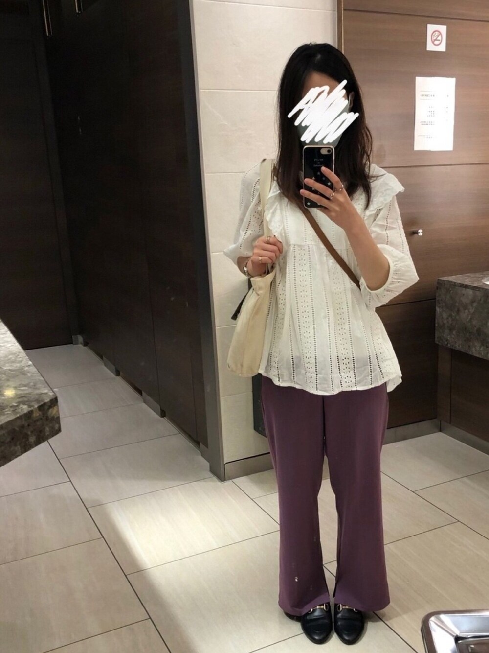 「レースブラウス、レーストップス、フリルトップス、カラーパンツ、キャンバストート、バブーシュ、プチプラ、シンプル、ストレートパンツ、刺繍ブラウス」｜「coca（coca）のふんわり刺繍レースコットンブラウス（シャツ/ブラウス、ホワイト系）」を使った、miiさん（レディース・160cm）の秋コーディネートの1枚目の写真