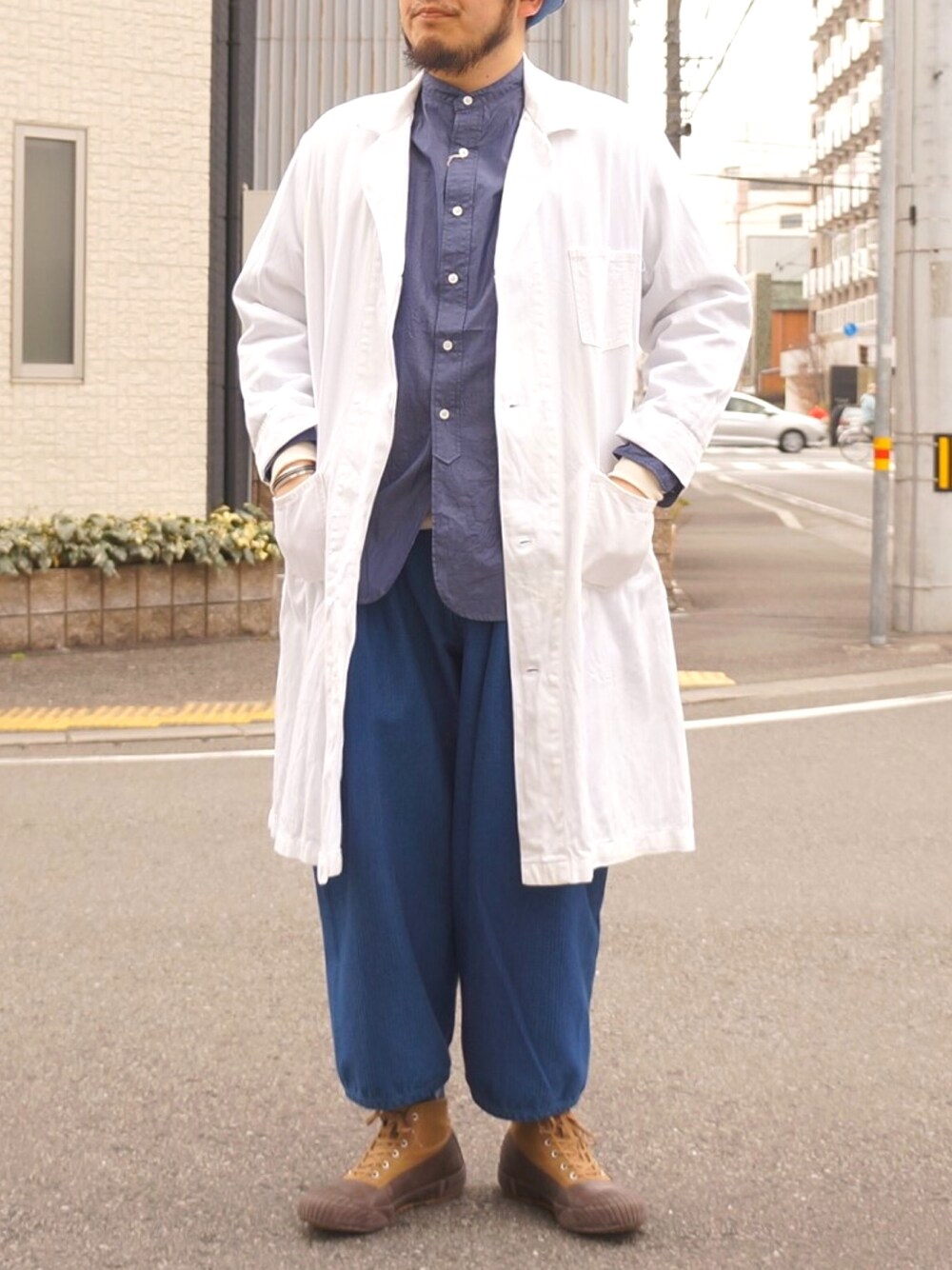 ホワイト系のダウンジャケット/コート、ブルー系のシャツ/ブラウス、ブルー系のその他パンツを着用したメンズの春コーディネートの1枚目の写真