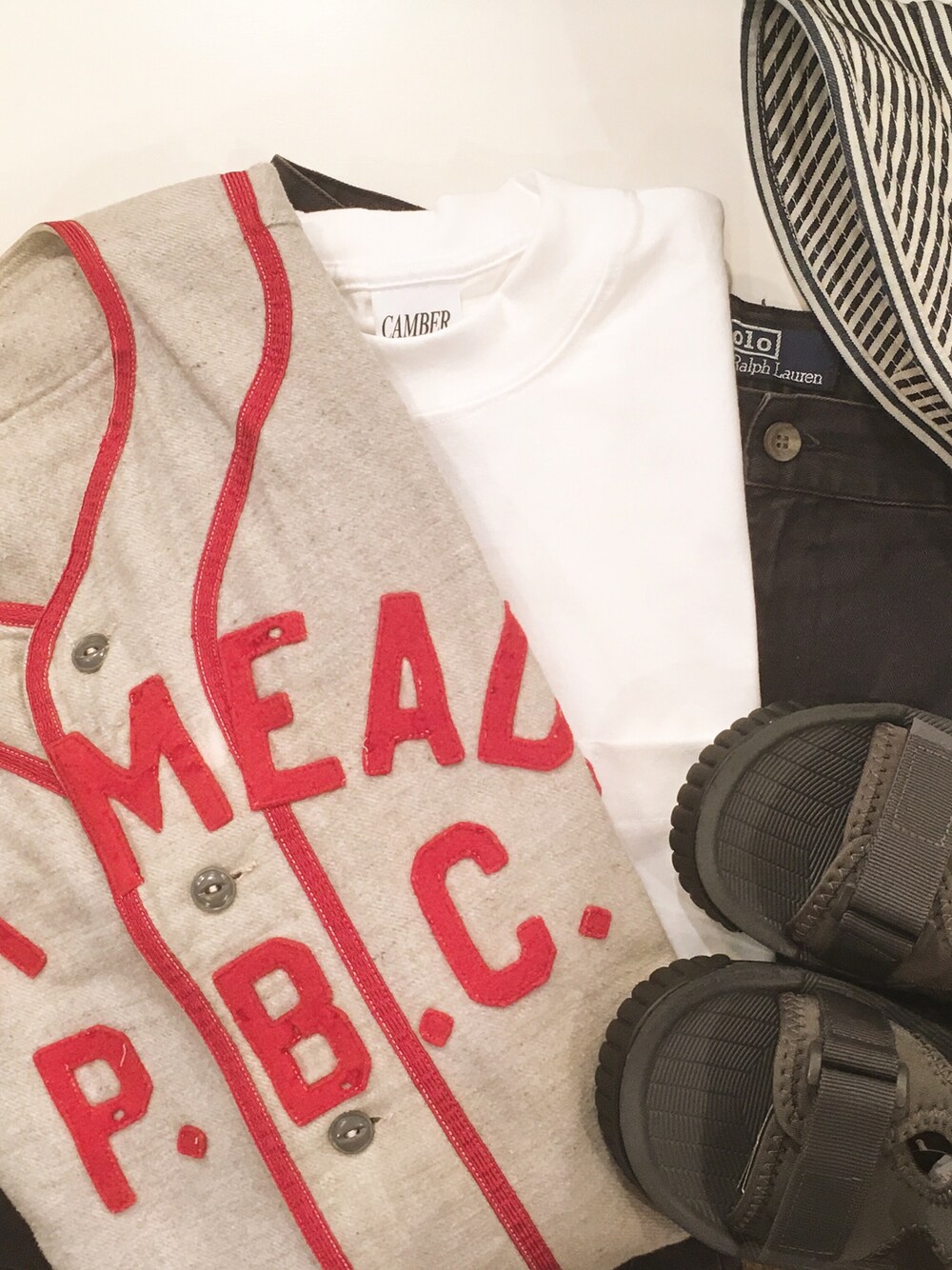 「カジュアルコーデ、オーバーサイズ、ハット、sandal、今日のコーデ、vintage、ベースボールシャツ、ootd、置き画」｜「VINTAGEのアイテム（シャツ/ブラウス、ベージュ系）」を使った、yoheiさん（メンズ・175cm）の夏コーディネートの1枚目の写真