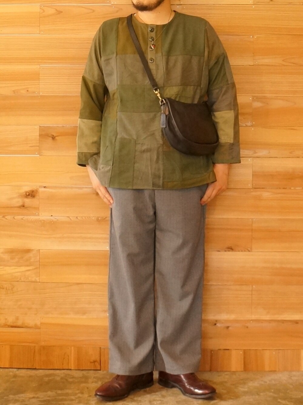 「今日のコーデ、今日の服、秋のコーデ、リメイク、イージーパンツ、レザーシューズ、大人カジュアル、カジュアル」｜「Nasngwamのアイテム（Tシャツ/カットソー、グリーン系）」を使った、yoheiさん（メンズ・175cm）の秋コーディネートの1枚目の写真
