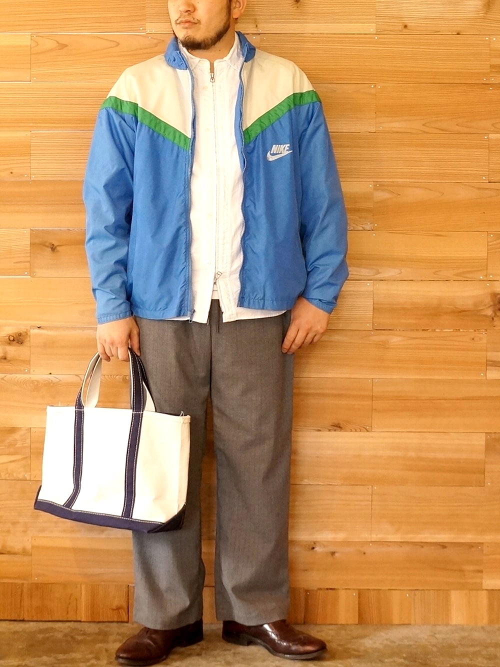 ブルー系のジャージ、ホワイト系のシャツ/ブラウス、グレー系のその他パンツを着用したメンズの秋コーディネートの1枚目の写真