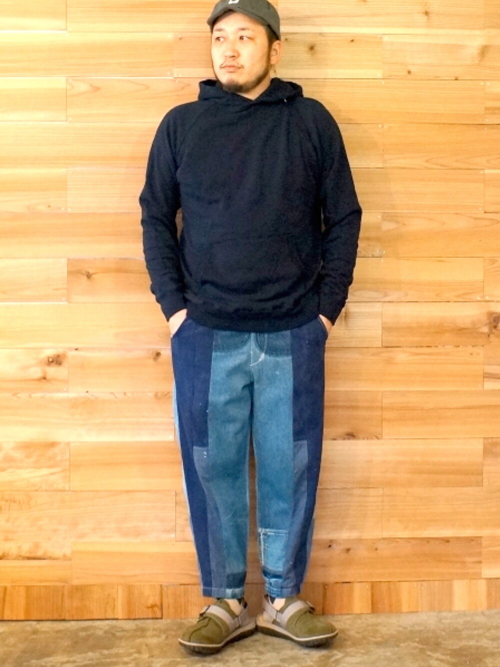 ブルー系のパーカー、ブルー系のデニムパンツ、グリーン系のサンダルを着用したメンズの秋コーディネートの1枚目の写真