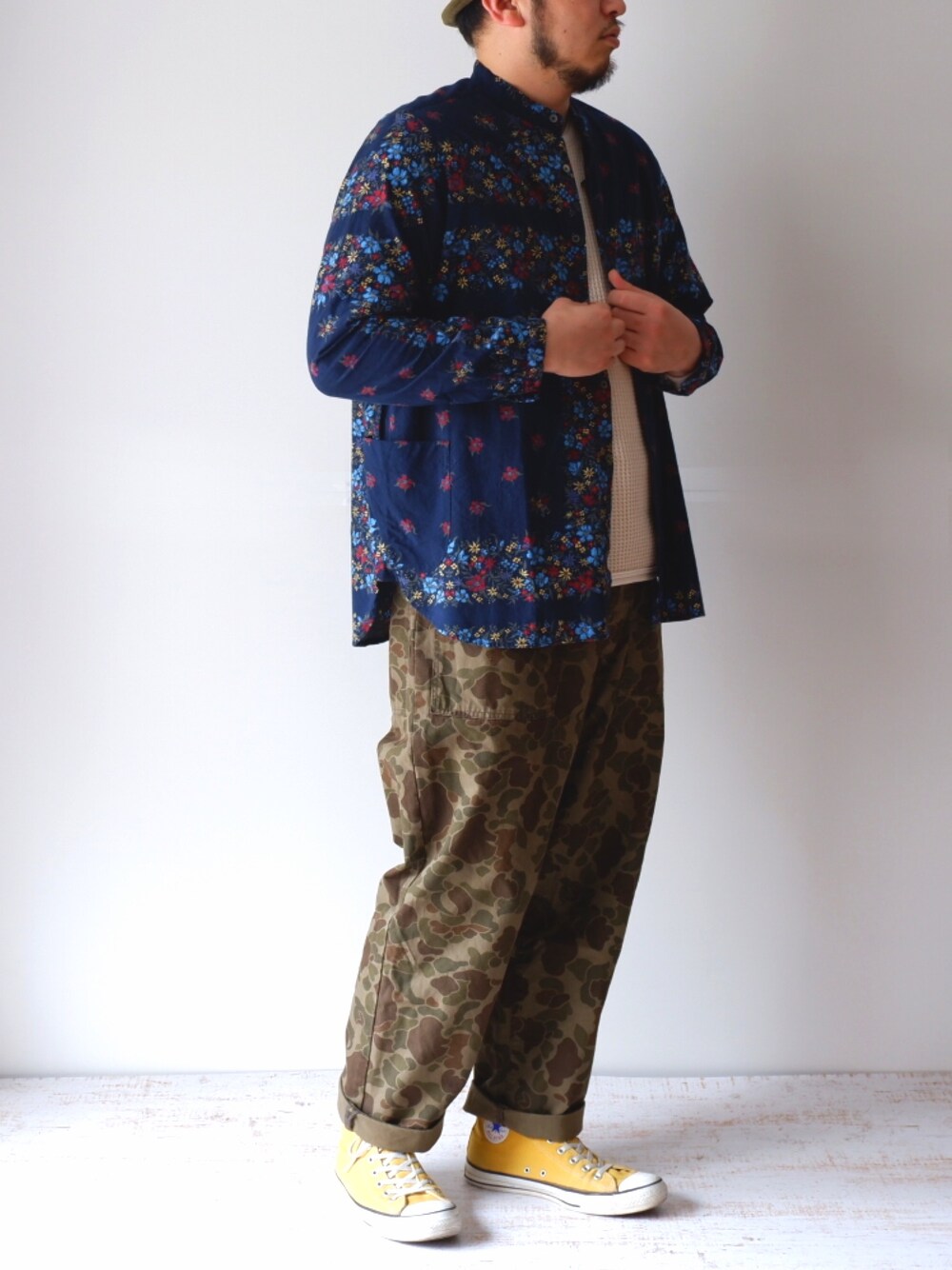 ブルー系のシャツ/ブラウス、その他のその他パンツ、イエロー系のスニーカーを着用したメンズの秋コーディネートの1枚目の写真