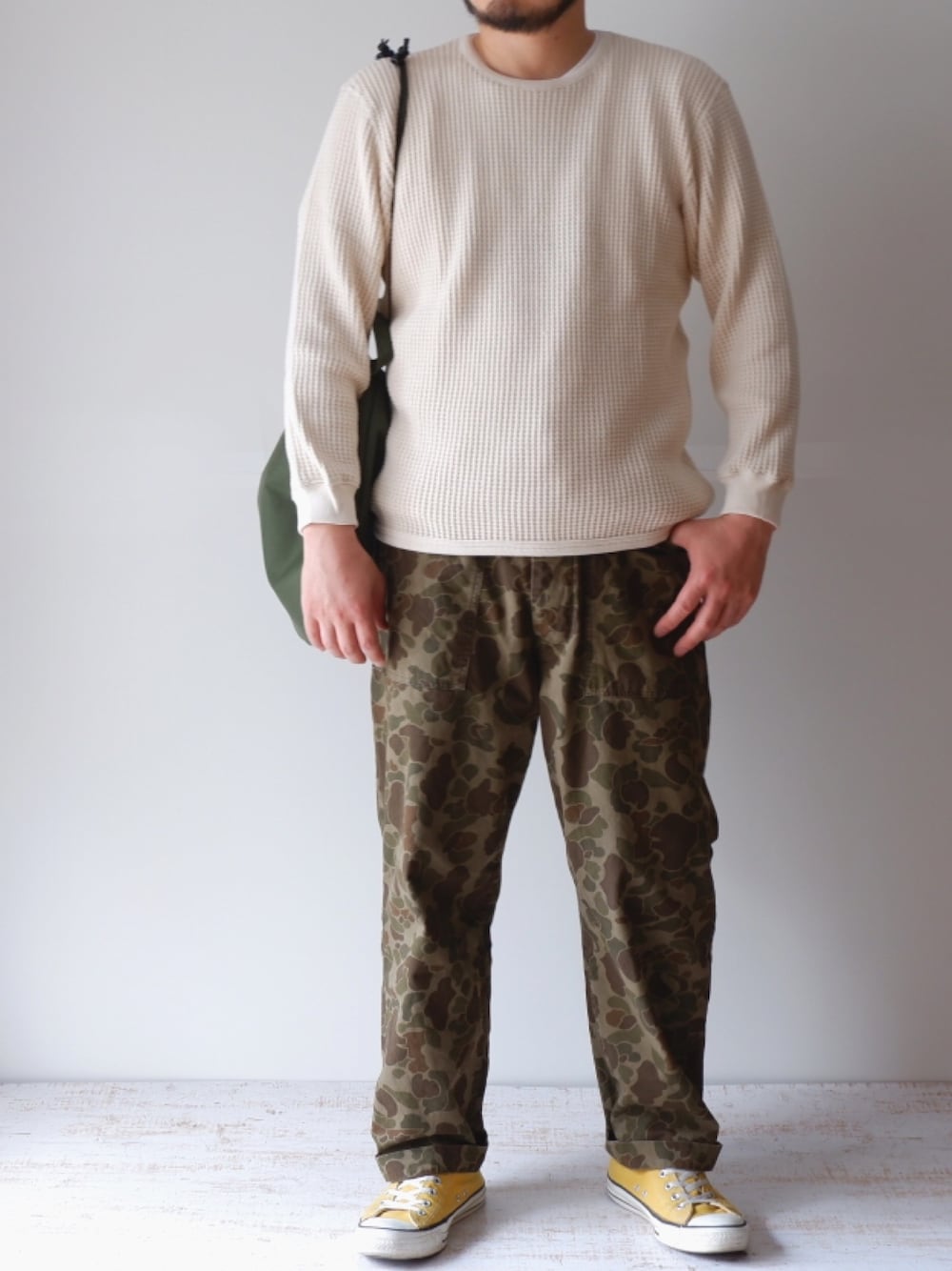「秋のコーデ、今日のコーデ、今日の服、サーマル、ブルーナボイン、オールスター、シンプル」｜「90s オールスターのアイテム（スニーカー、イエロー系）」を使った、yoheiさん（メンズ・175cm）の秋コーディネートの1枚目の写真