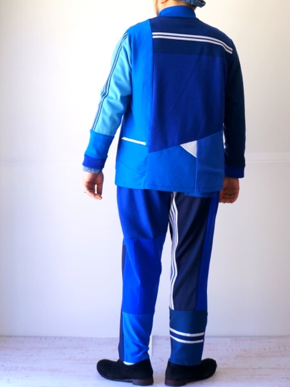 ブルー系のジャージ、ブルー系のその他パンツ、ブラック系のスリッポンを着用したメンズの秋コーディネートの1枚目の写真