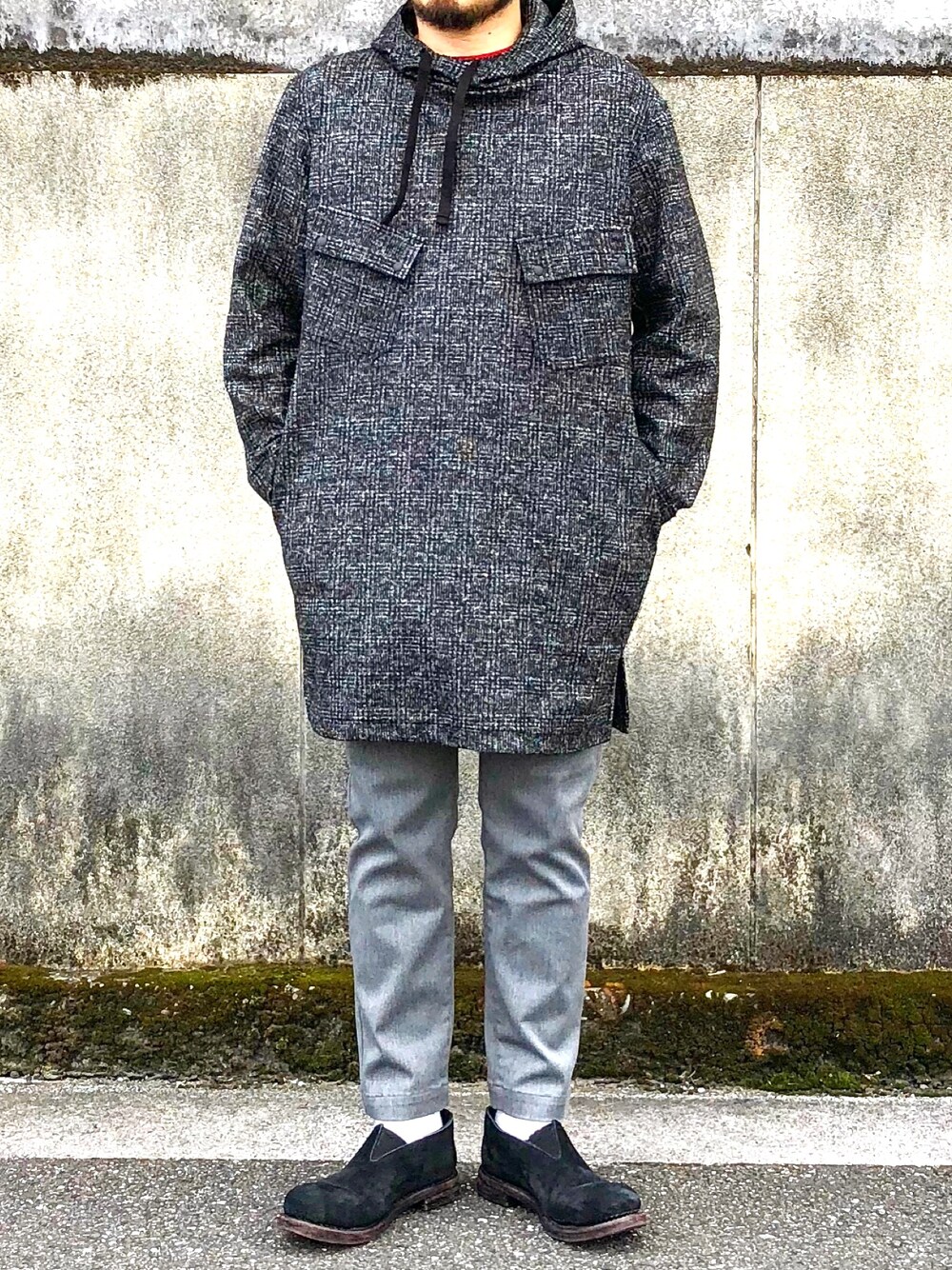 グレー系のその他アウター、グレー系のその他パンツ、ブラック系のスリッポンを着用したメンズの秋コーディネートの1枚目の写真