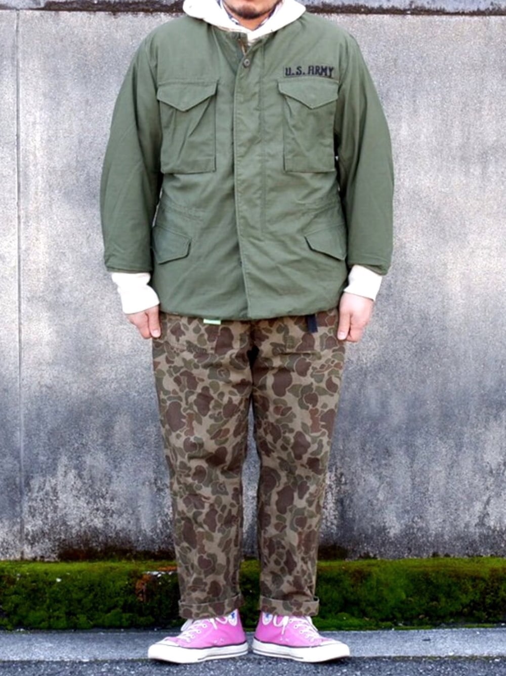 グリーン系のミリタリージャケット、その他のその他パンツ、ピンク系のスニーカーを着用したメンズの秋コーディネートの1枚目の写真