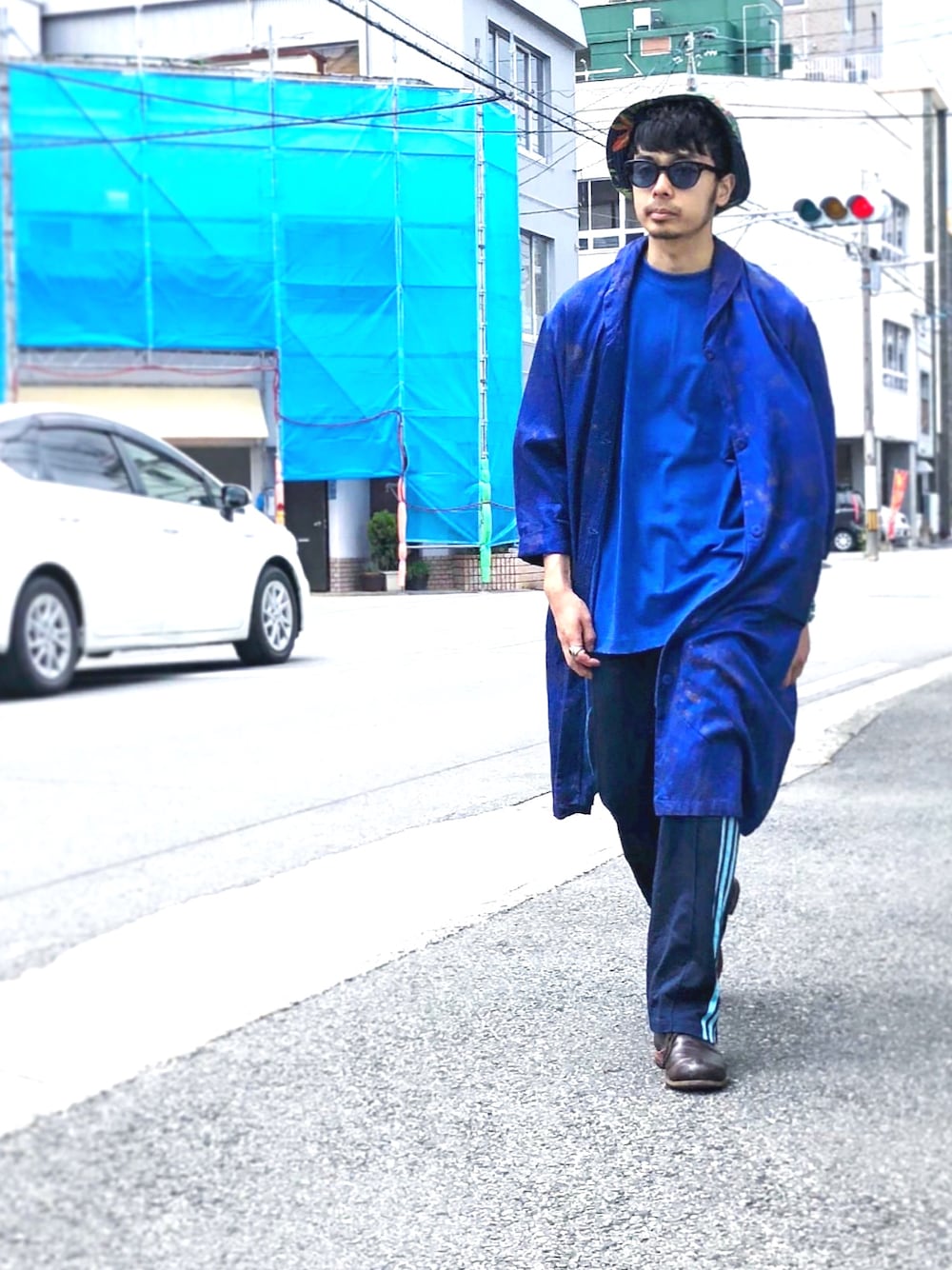 ブルー系のTシャツ/カットソー、ブルー系のその他アウター、ブラウン系のドレスシューズを着用したメンズの夏コーディネートの1枚目の写真