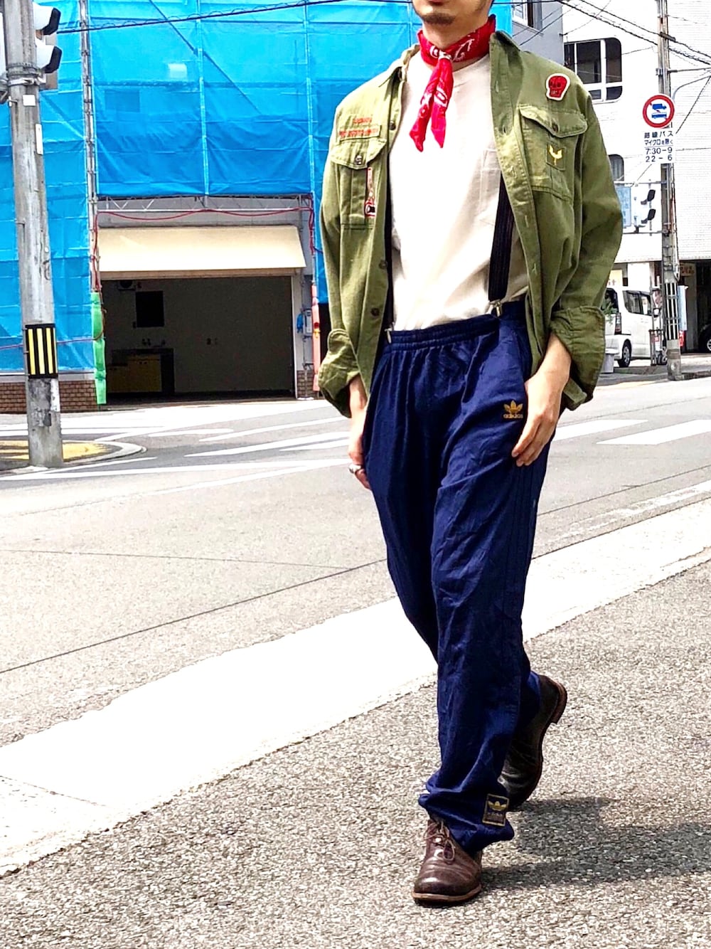 グリーン系のシャツ/ブラウス、ベージュ系のTシャツ/カットソー、ブルー系のその他パンツを着用したメンズの夏コーディネートの1枚目の写真