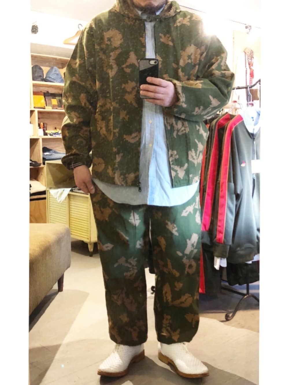 グリーン系のセットアップ、ブルー系のシャツ/ブラウス、ホワイト系のドレスシューズを着用したメンズの春コーディネートの1枚目の写真