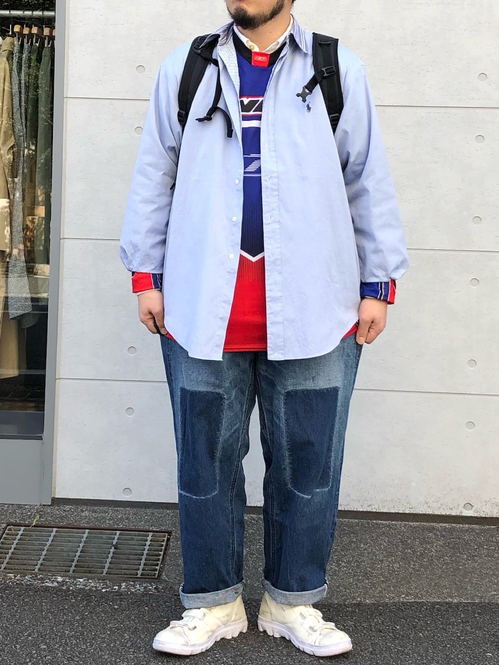 ブラック系のバックパック/リュック、その他のTシャツ/カットソー、ブルー系のシャツ/ブラウスを着用したメンズの春コーディネートの1枚目の写真