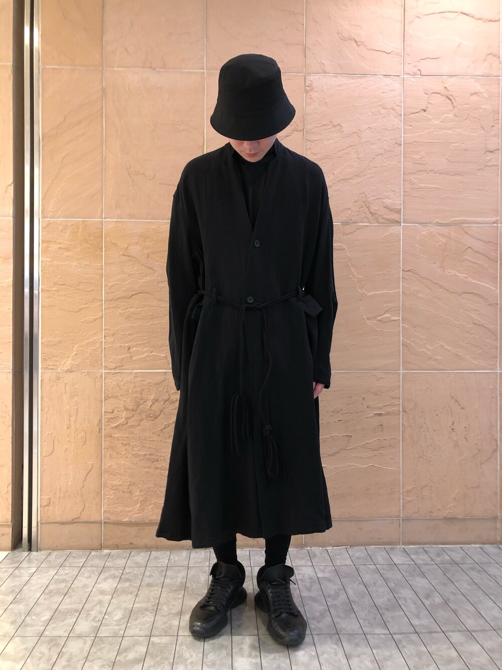 「シンプル、モード、モードストリート、黒スキニー、黒コーデ、おしゃれさんと繋がりたい、いいね、save、フォローお願いします🤑」｜「JULIUSのアイテム（ジャケット/アウター、ブラック系）」を使った、ハヤカワカイさん（メンズ・173cm）の冬コーディネートの1枚目の写真
