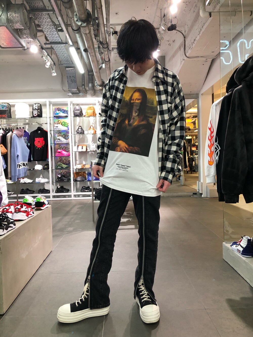 ホワイト系のTシャツ/カットソー、ホワイト系のシャツ/ブラウス、ホワイト系のTシャツ/カットソーを着用したメンズの春コーディネートの1枚目の写真